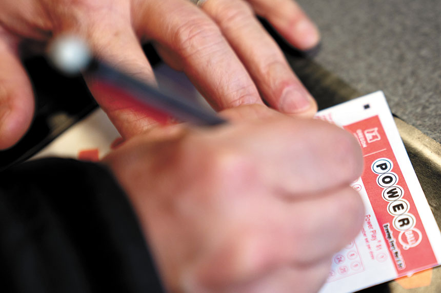 在俄勒岡州波特蘭市,一名顧客正在填寫勁球獎彩券。 美聯社
