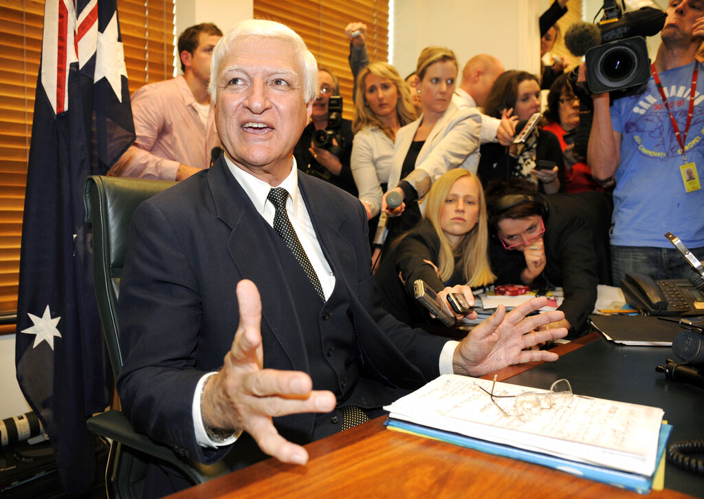 「反移民先鋒」認祖歸宗？澳洲議員卡特爾承認中東血統 曾威脅記者