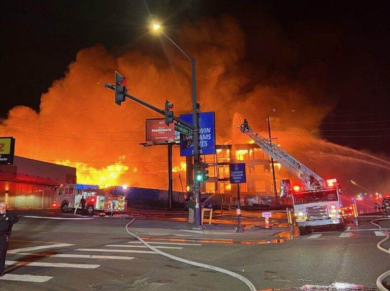 丹佛建築工地大火延燒數小時！百名消防員苦戰，一人受傷