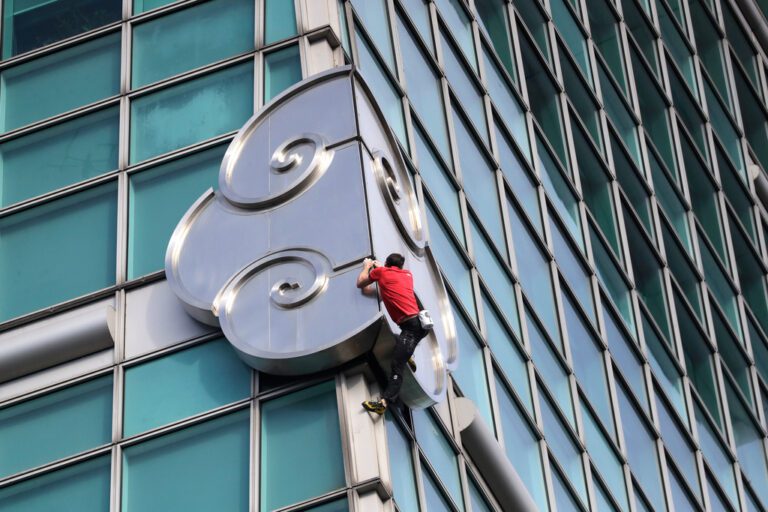 「蜘蛛俠」再現！美國攀岩家洪諾德無繩攻頂台北101