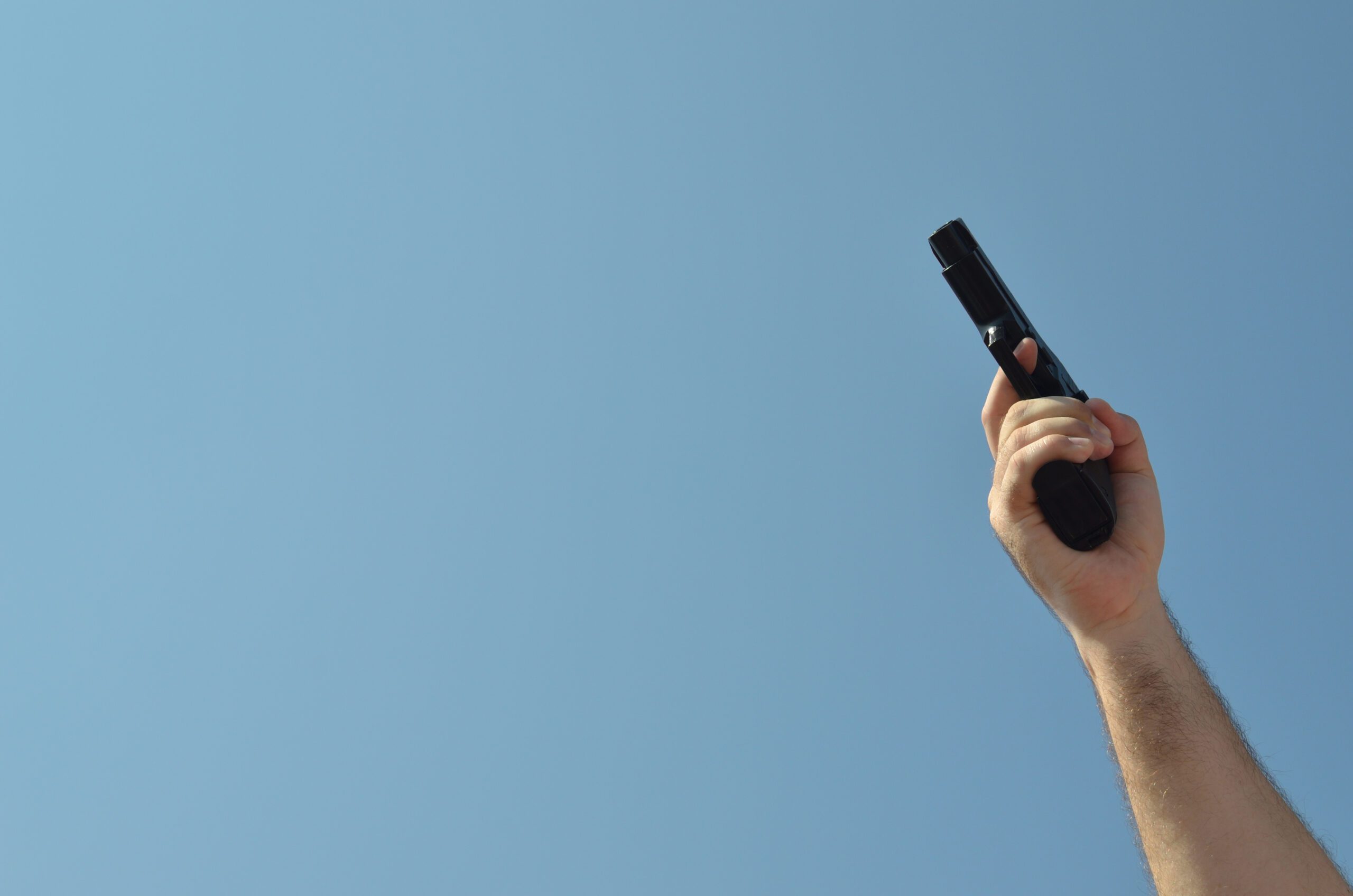 北卡女子持槍不懂清膛 竟當街對空鳴槍被捕 北卡女子持槍不懂清膛 竟當街對空鳴槍被捕