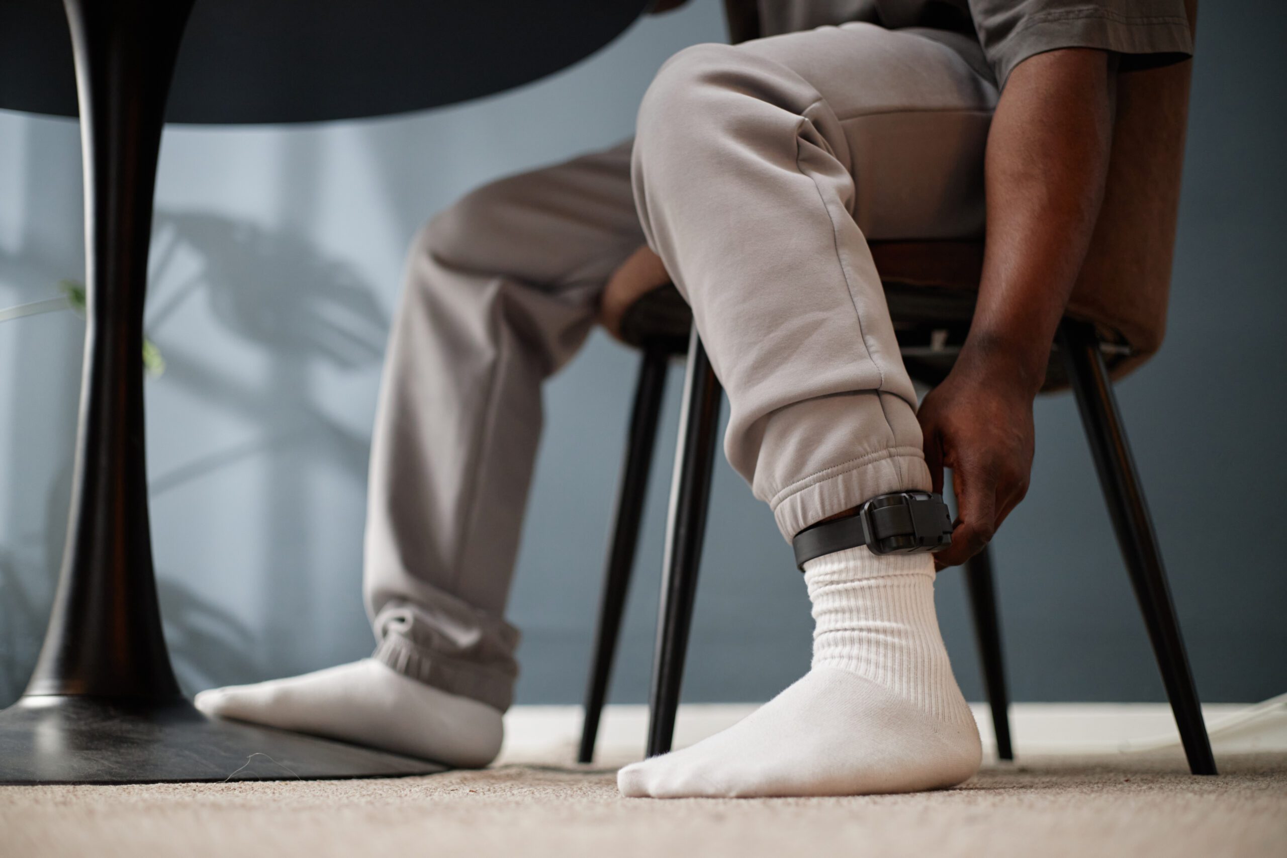 南澳議員涉家暴遭軟禁，反稱此舉讓他更「貼近」選區