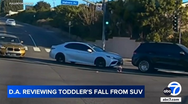 19個月大幼童被甩出車外！行車記錄器拍下這一幕讓家長全嚇瘋