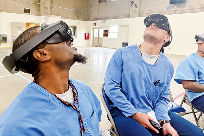 山谷州立監獄的囚犯們嘗試VR眼罩。美聯社