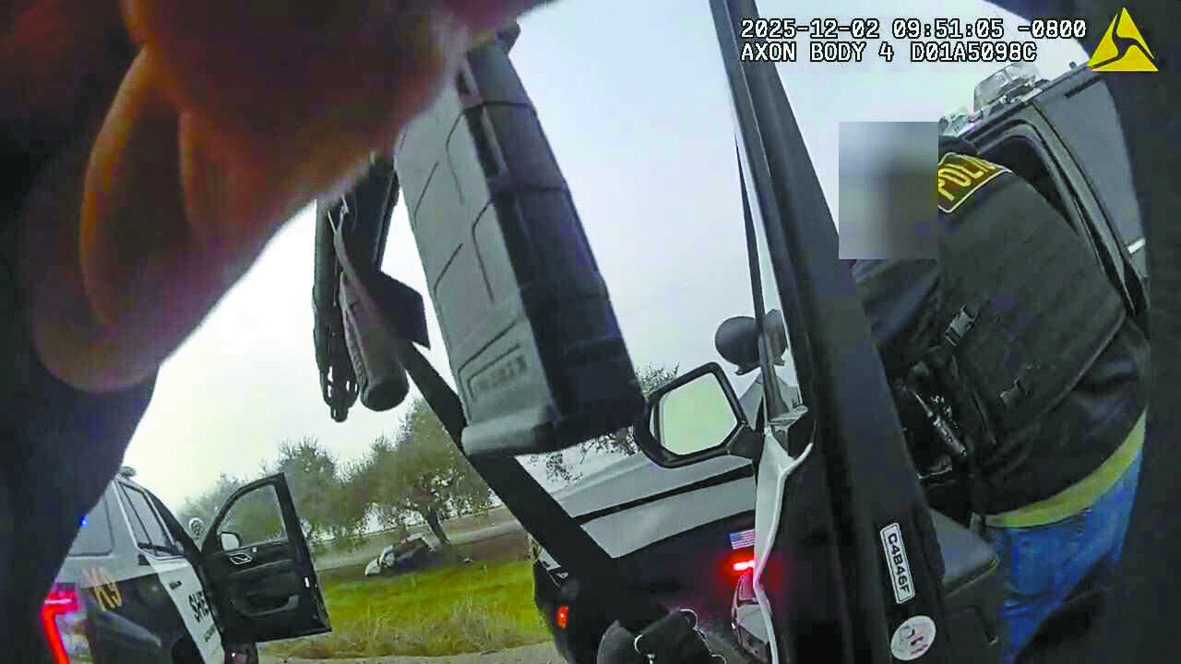 ■多名警員包圍及向嫌犯車輛開槍。沙加緬度縣警局