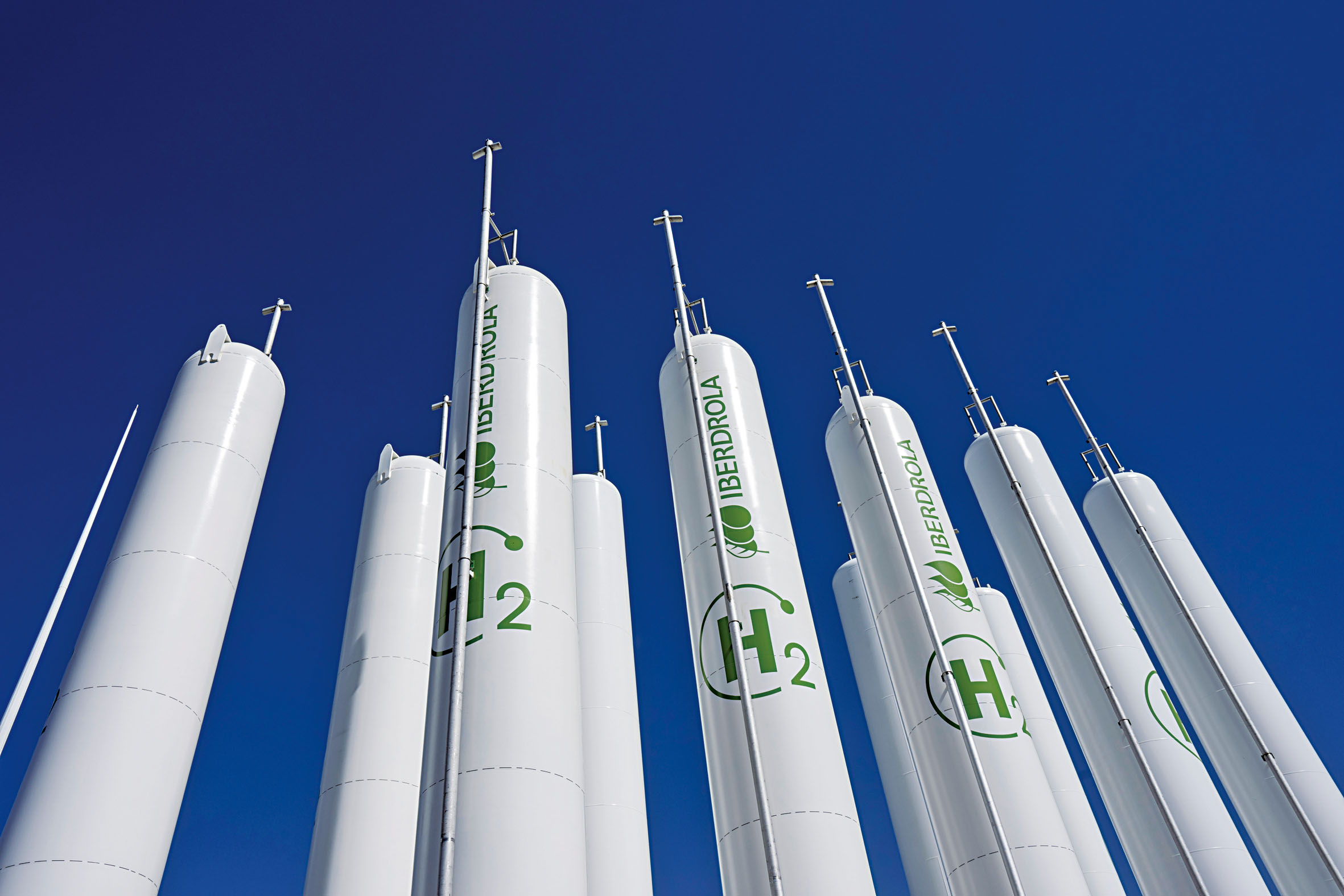 圖為位於西班牙中部一家綠色氫氣工廠的氫氣儲存槽聳立。美聯社資料圖片