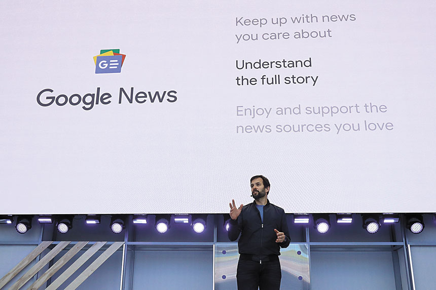 地方新聞批評谷歌與Meta等互聯網巨頭的服務切斷其數碼廣告收入，如谷歌2018年在開發者大會上介紹其「谷歌新聞」服務。美聯社資料圖片