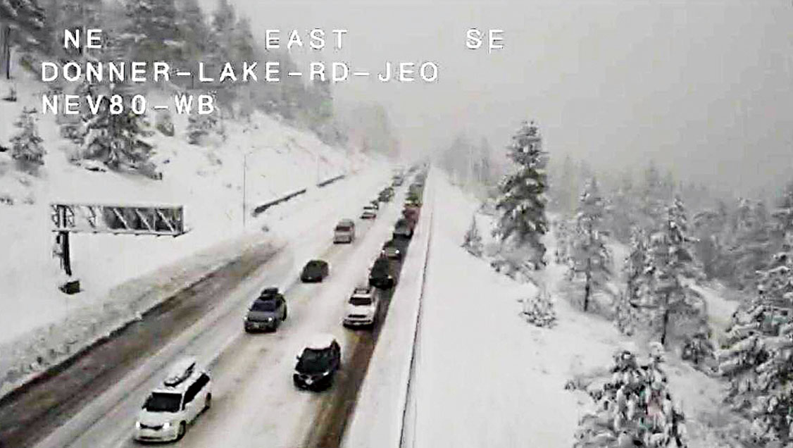 州際80號公路交通監視鏡頭顯示公路上大雪紛飛。加州運輸局