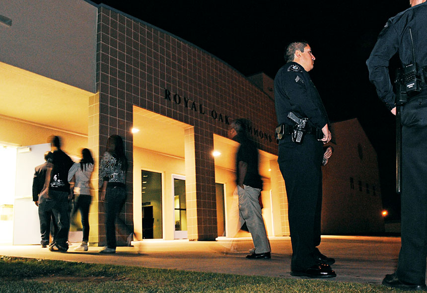 圖為一宗警員開槍案後當地舉行社區會議。美聯社資料圖片