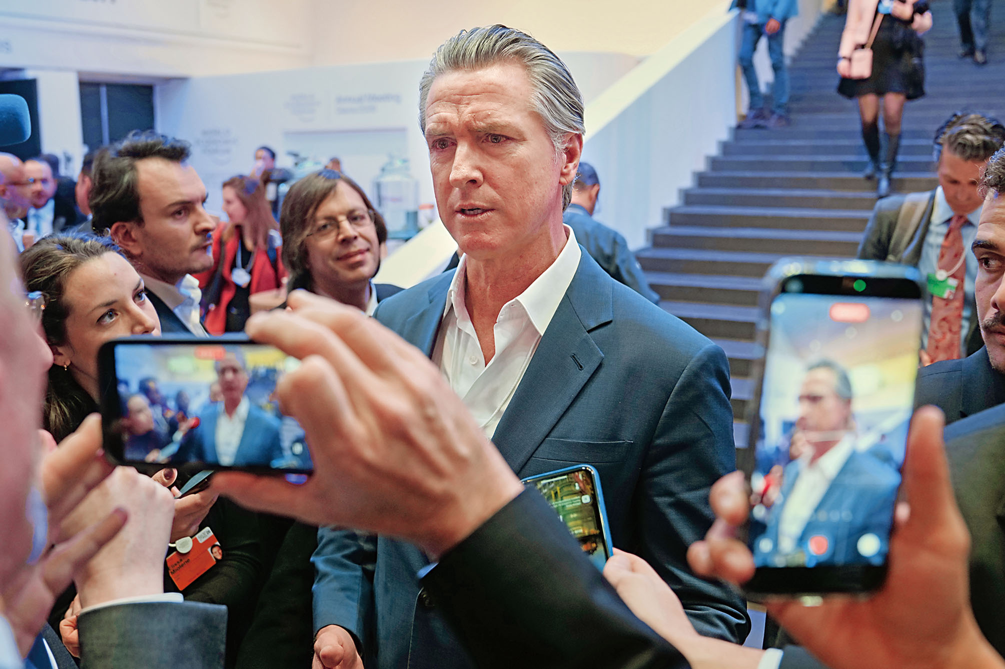 紐森在達沃斯接受媒體訪問。美聯社