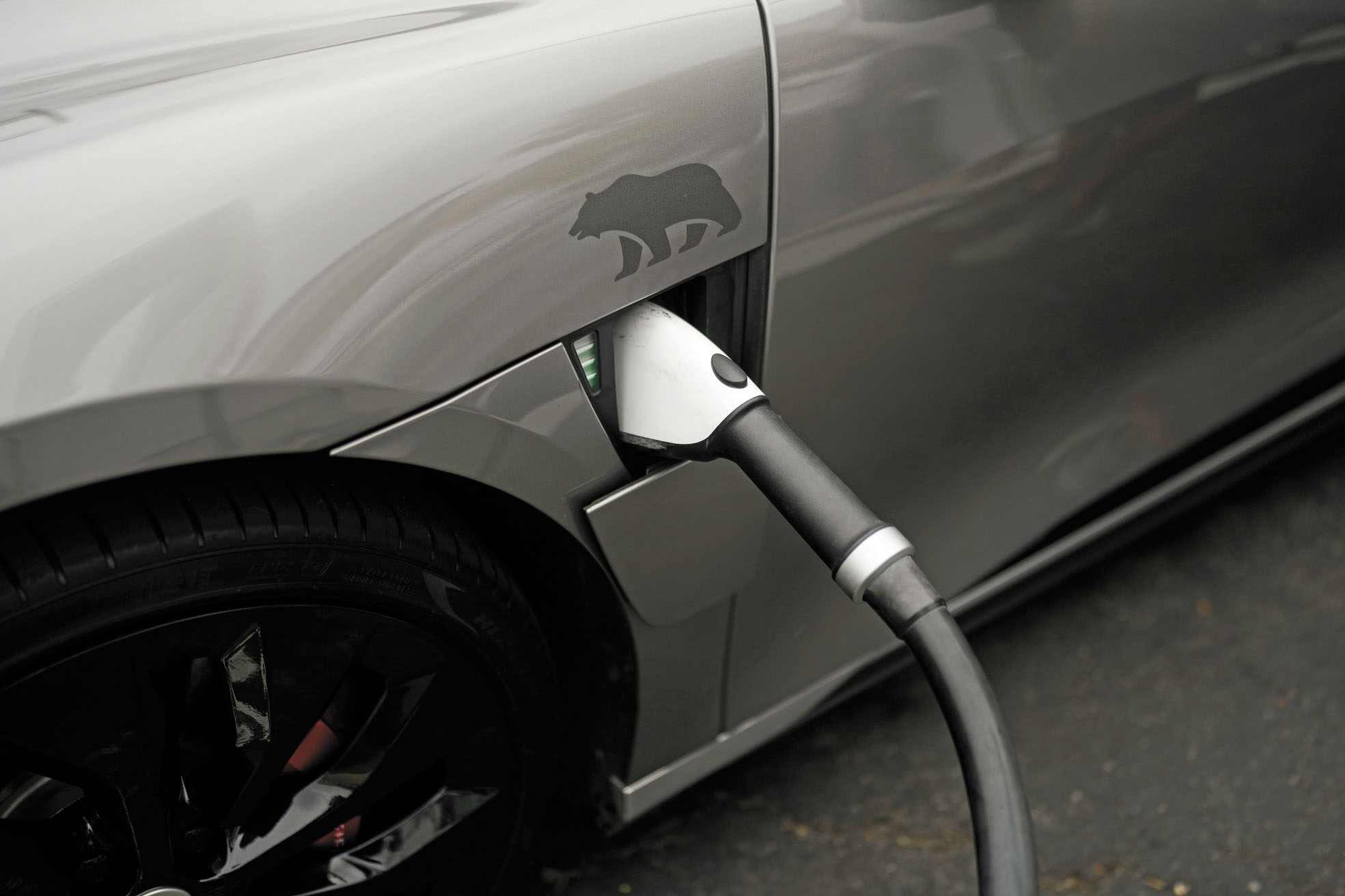 紐森在預算案中撥款2億元作為電動車補貼。美聯社資料圖片