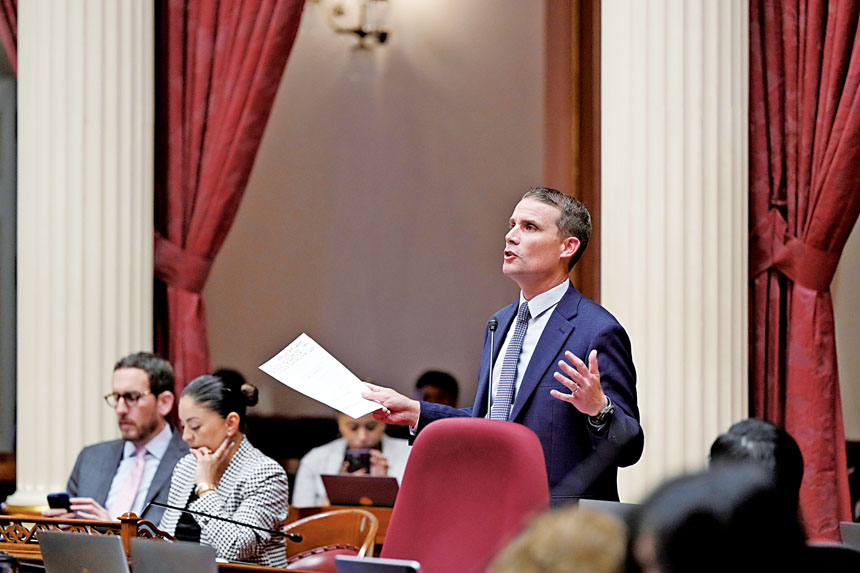 參議院前執行主席麥奎爾在議會大廳發言。美聯社資料圖片