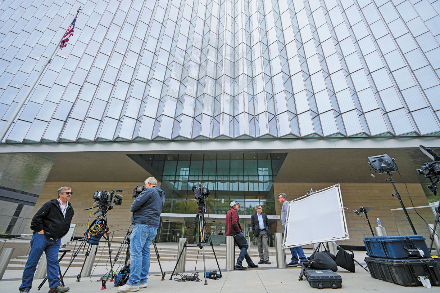 圖為重大案件審訊期間常見媒體在聯邦法庭外等候。美聯社資料圖片