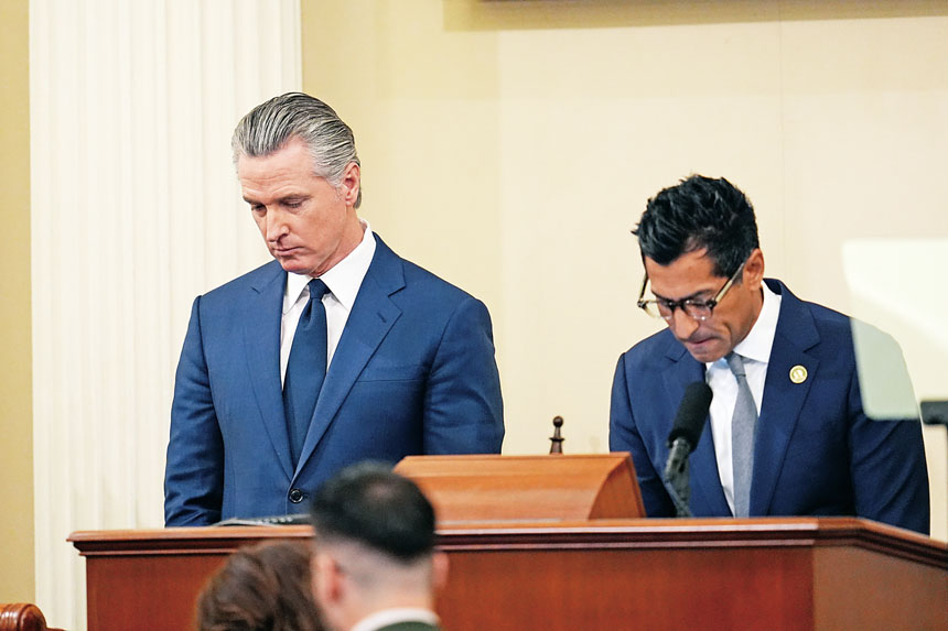 在州眾院議長里瓦斯（Robert Rivas，右）提議下，參眾兩院聯席會議上為周二明尼蘇達州一名涉及ICE槍擊案受害者默哀。美聯社