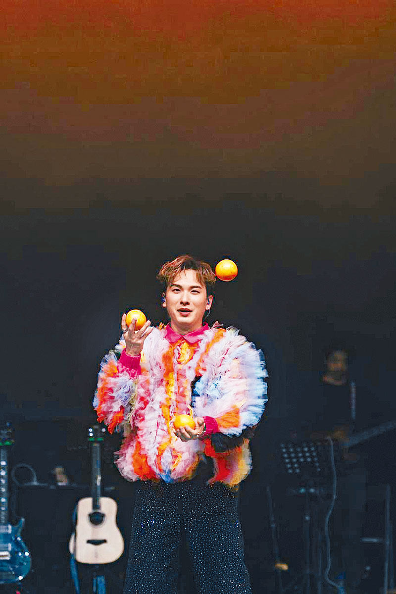 吉吉大晒「拋橙」秘技，全場粉絲歎為觀止。