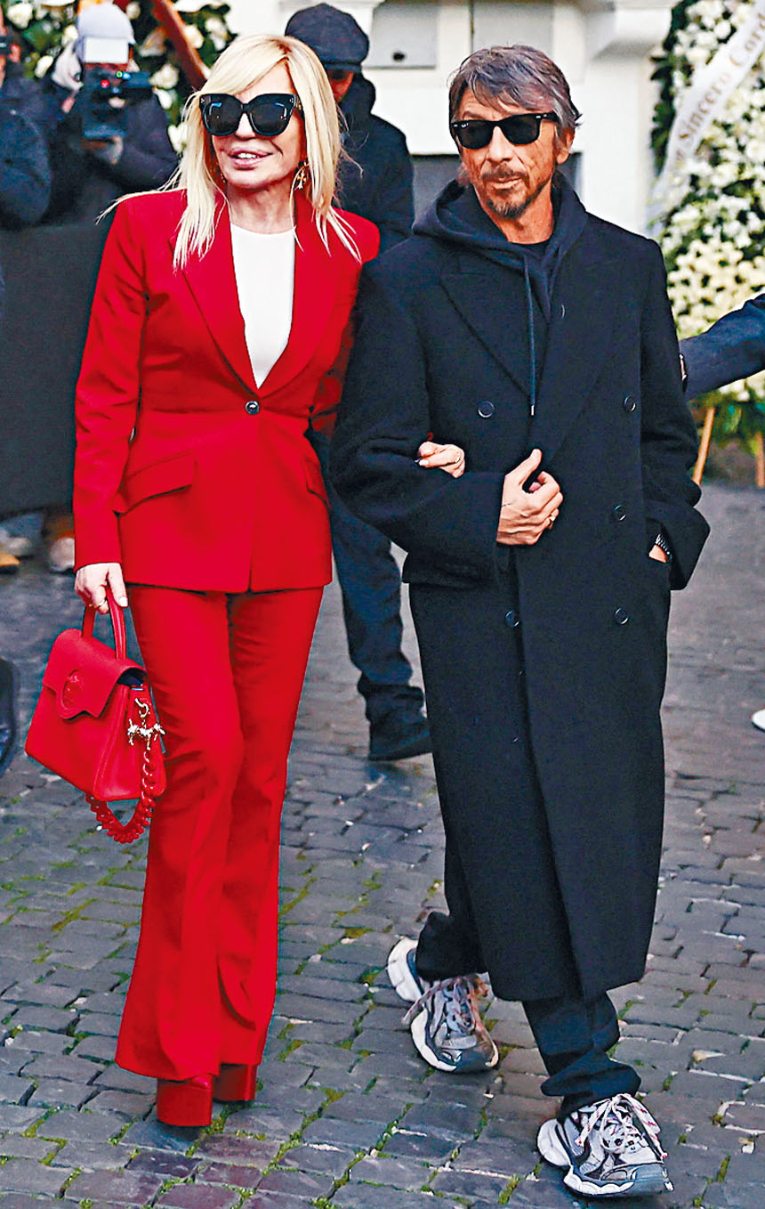 安妮夏菲維淚別華倫天奴  Donatella紅衣致敬