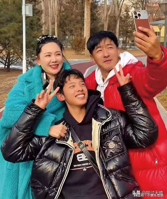 程莉莎發一家三口合影 16歲兒子被指「太醜」 程莉莎發一家三口合影 16歲兒子被指「太醜」