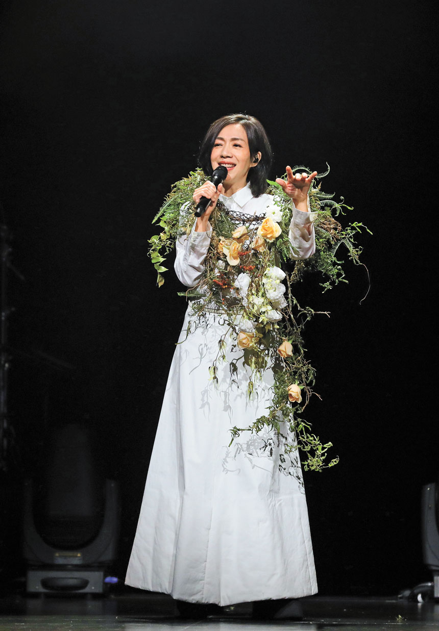 萬芳開唱前滑倒重摔