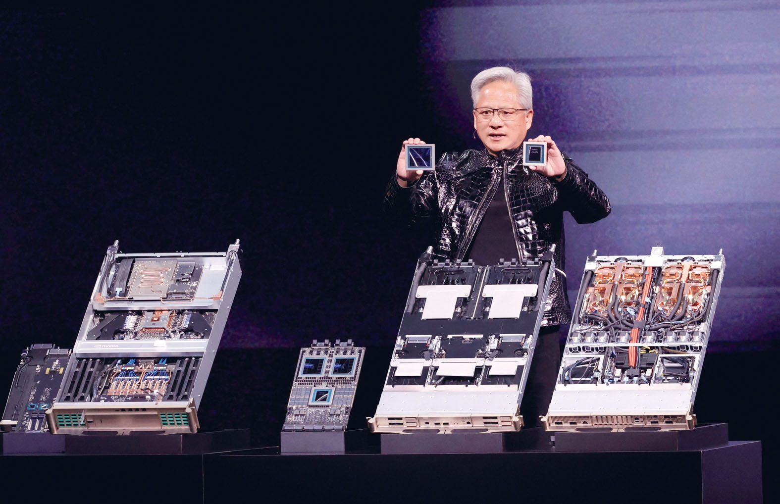 英偉達CEO黃仁勳在主題演講中展示了Rubin GPU和Vera CPU,它們是英偉達Vera Rubin NVL72人工智能超級電腦的組成部分。路透社