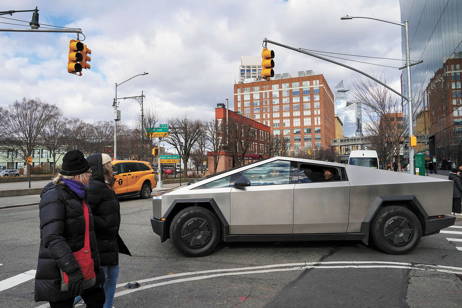 Cybertruck行駛在紐約街頭,引發路人關注。路透社資料圖片