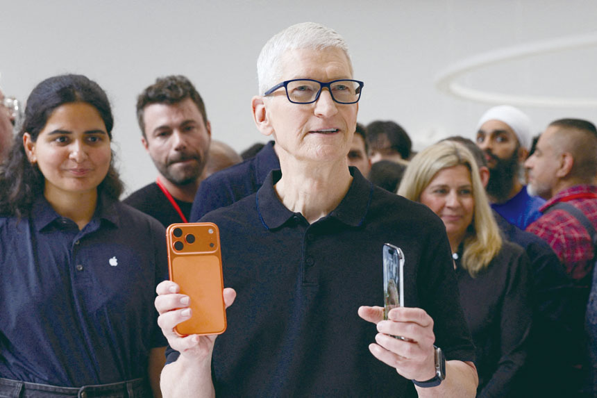 蘋果CEO庫克去年的薪酬微幅下降,與科技業同行比,他的收入處於中等。路透社