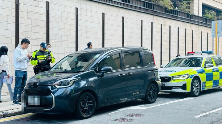 港島警放蛇打擊白牌車 兩司機斷正被捕