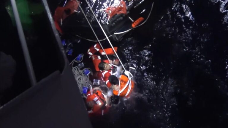 新加坡貨船黃岩島附近沉沒 中國海警救起17名菲律賓船員 2人不幸遇難