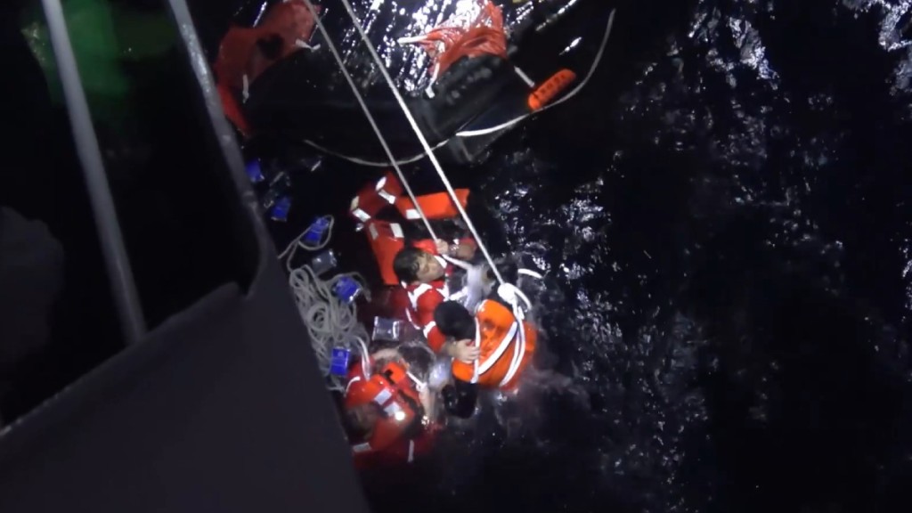 新加坡貨船黃岩島附近沉沒 中國海警救起17名菲律賓船員 2人不幸遇難