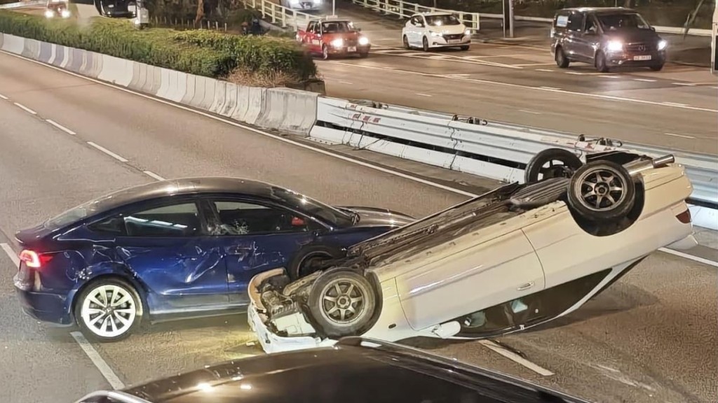 黃大仙龍翔道驚險車禍！Tesla與本田Type R猛撼 跑車四輪朝天