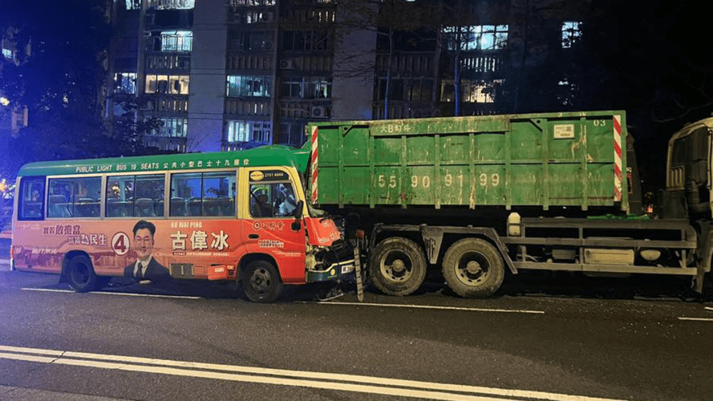 大圍驚險車禍！專線小巴猛撼貨車尾 車頭凹陷變形釀7傷