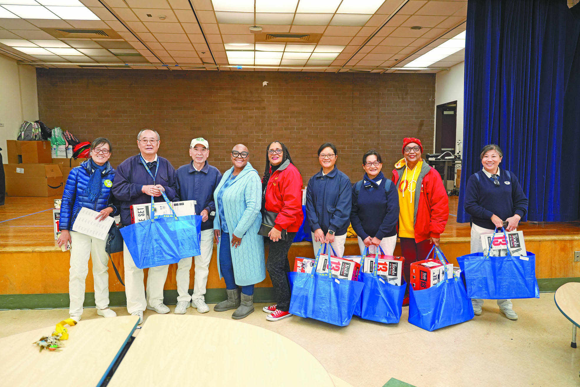 冬令發放，慈濟把套裝燒鍋送給灣景區獵人角的低收入家庭。