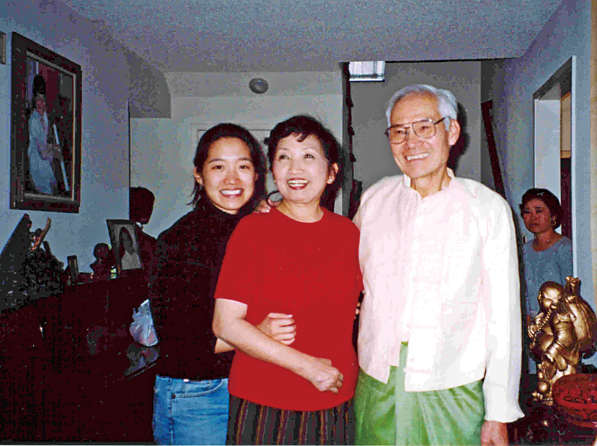 蘇素惠（左一）一家三口參與街頭募款，展現慈濟家庭齊心行善的美景。