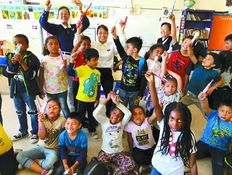 2015年，志工們舉辦幸福校園夏令營，教導孩童牙齒保健。圖中志工：黃淑雲（左）、人醫會牙醫王杏芬（中）、唐美珍（右）。慈濟舊金山支會提供