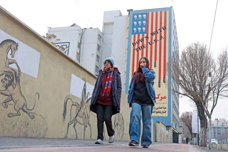 美軍整裝待發隨時介入伊朗騷亂