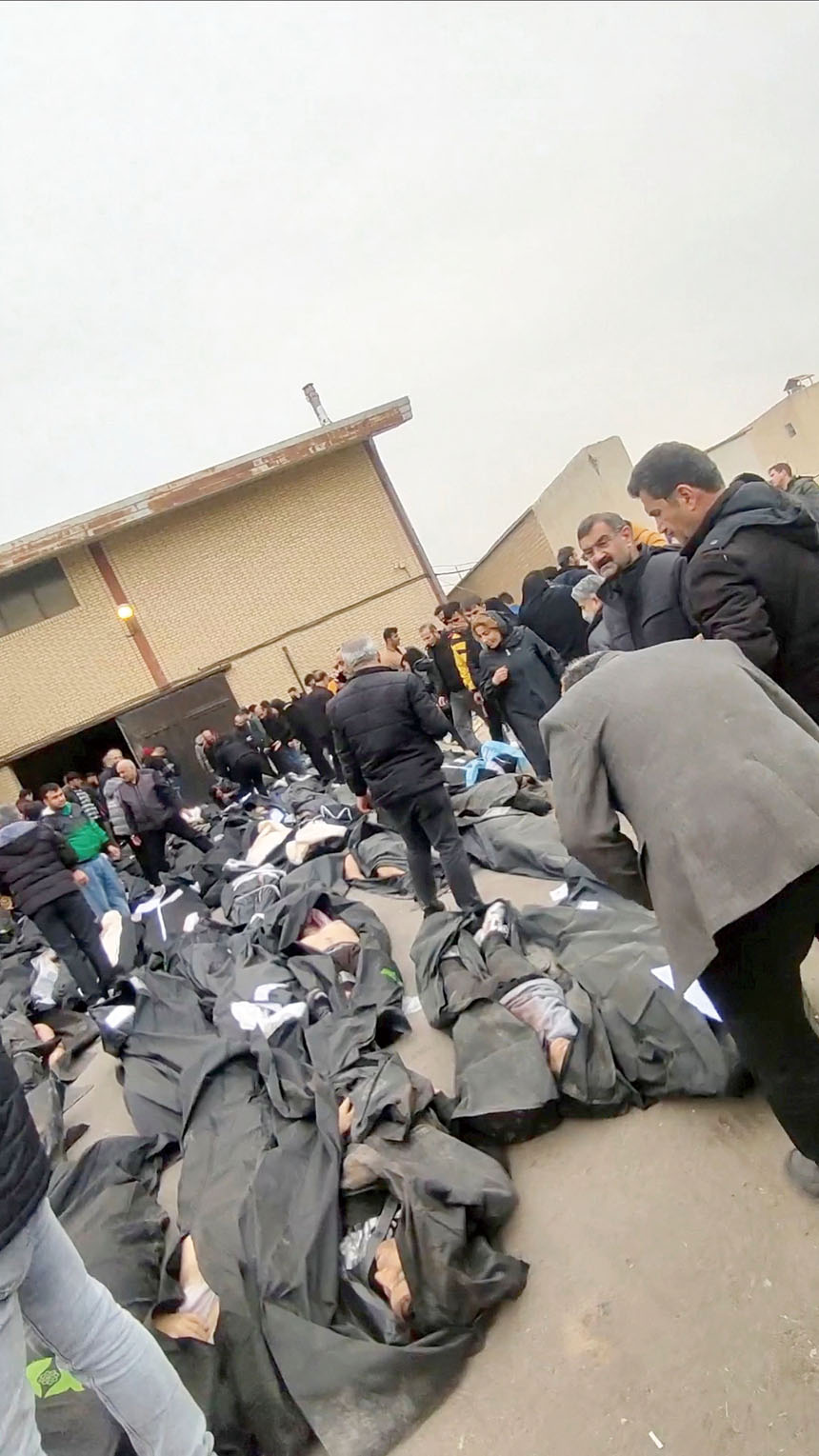 網上流傳的影片截圖顯示，在伊朗首都德黑蘭郊外卡赫里札克的法醫中心外，人們在辨認屍體。路透社