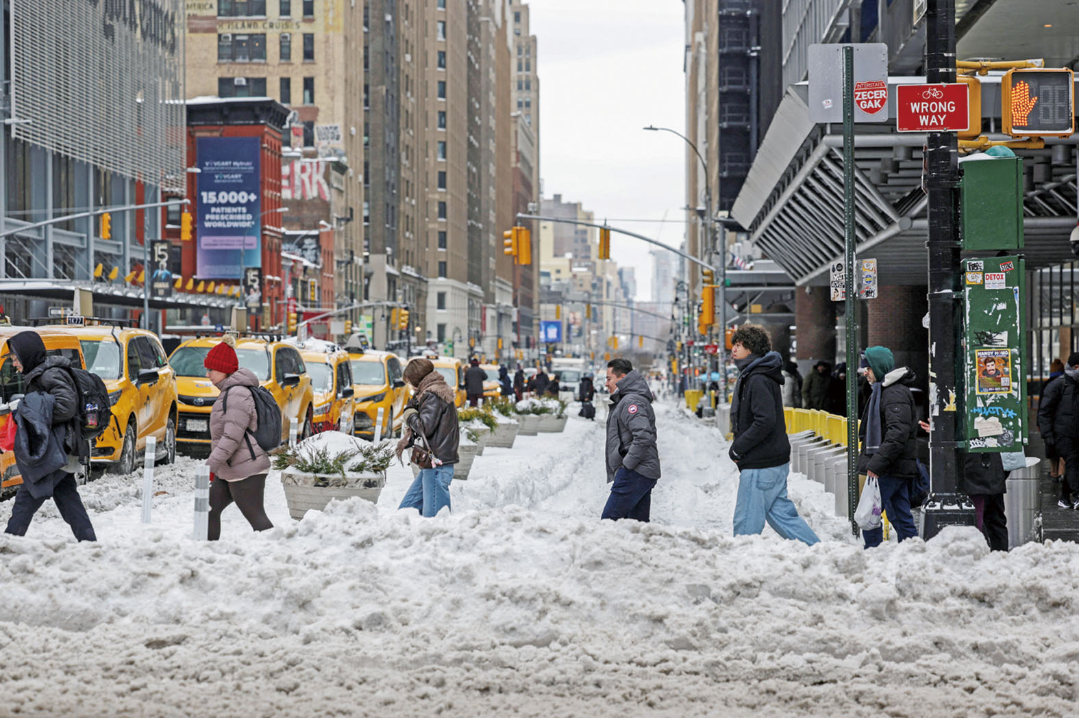 紐約街道被積雪覆蓋，行人小心通行。路透社