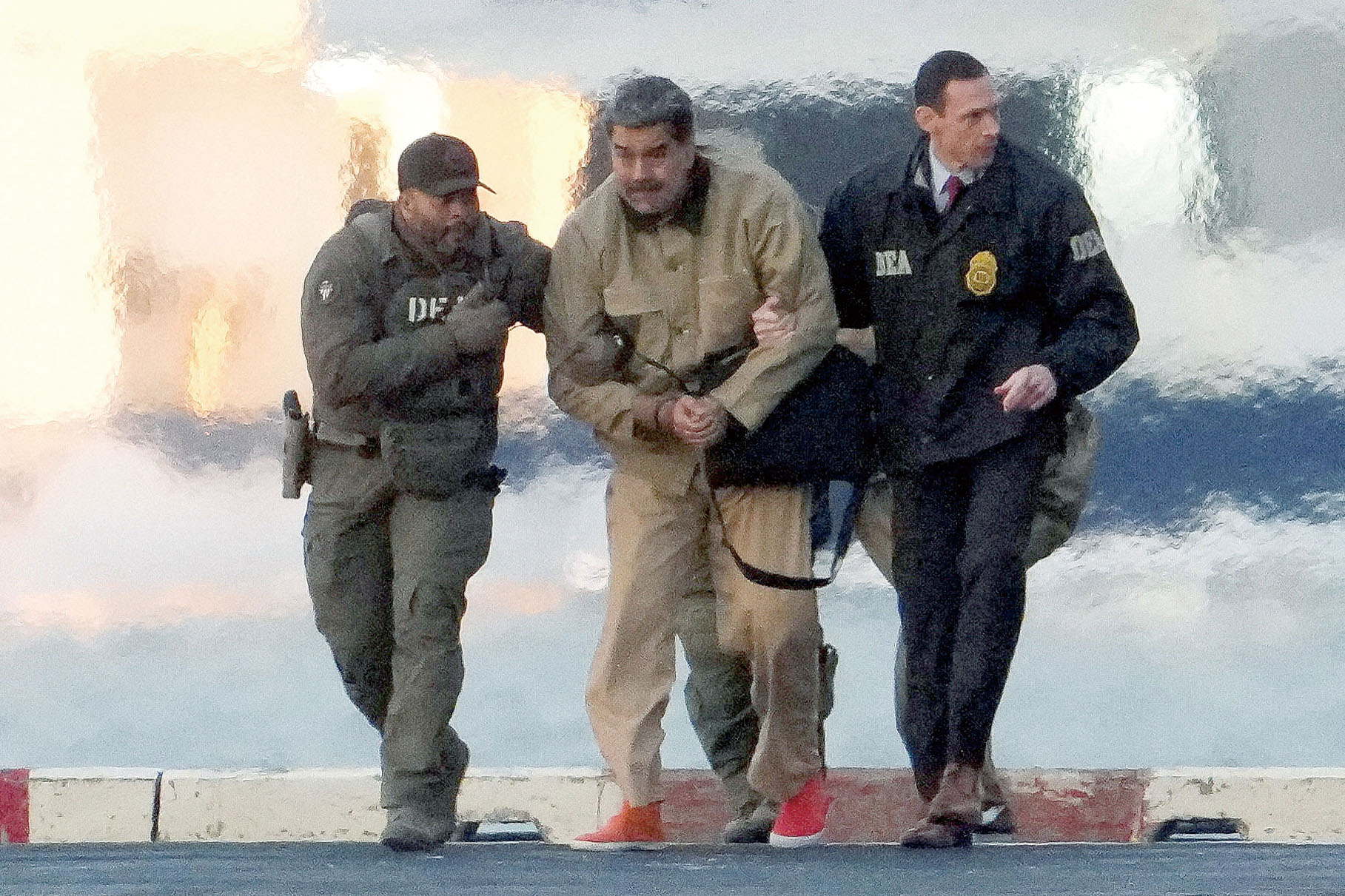 馬杜羅5日被押往法院,首次出庭受審。路透社