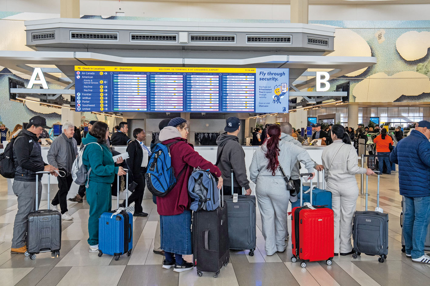 冬季風暴擾亂交通，旅客滯留紐約拉瓜迪亞機場。路透社