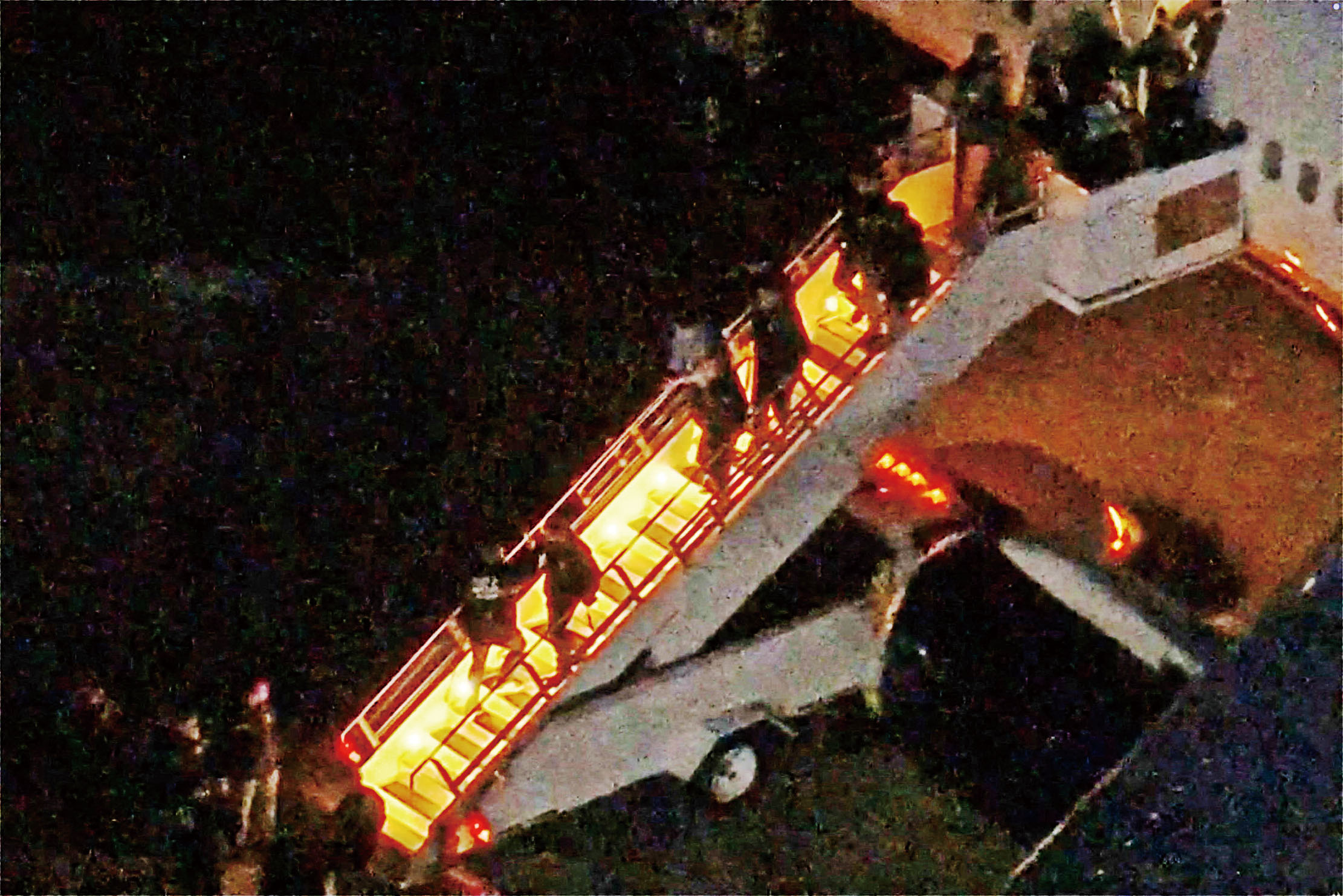 押解專機抵達紐約州，十多名聯邦探員押送馬杜羅下機。路透社