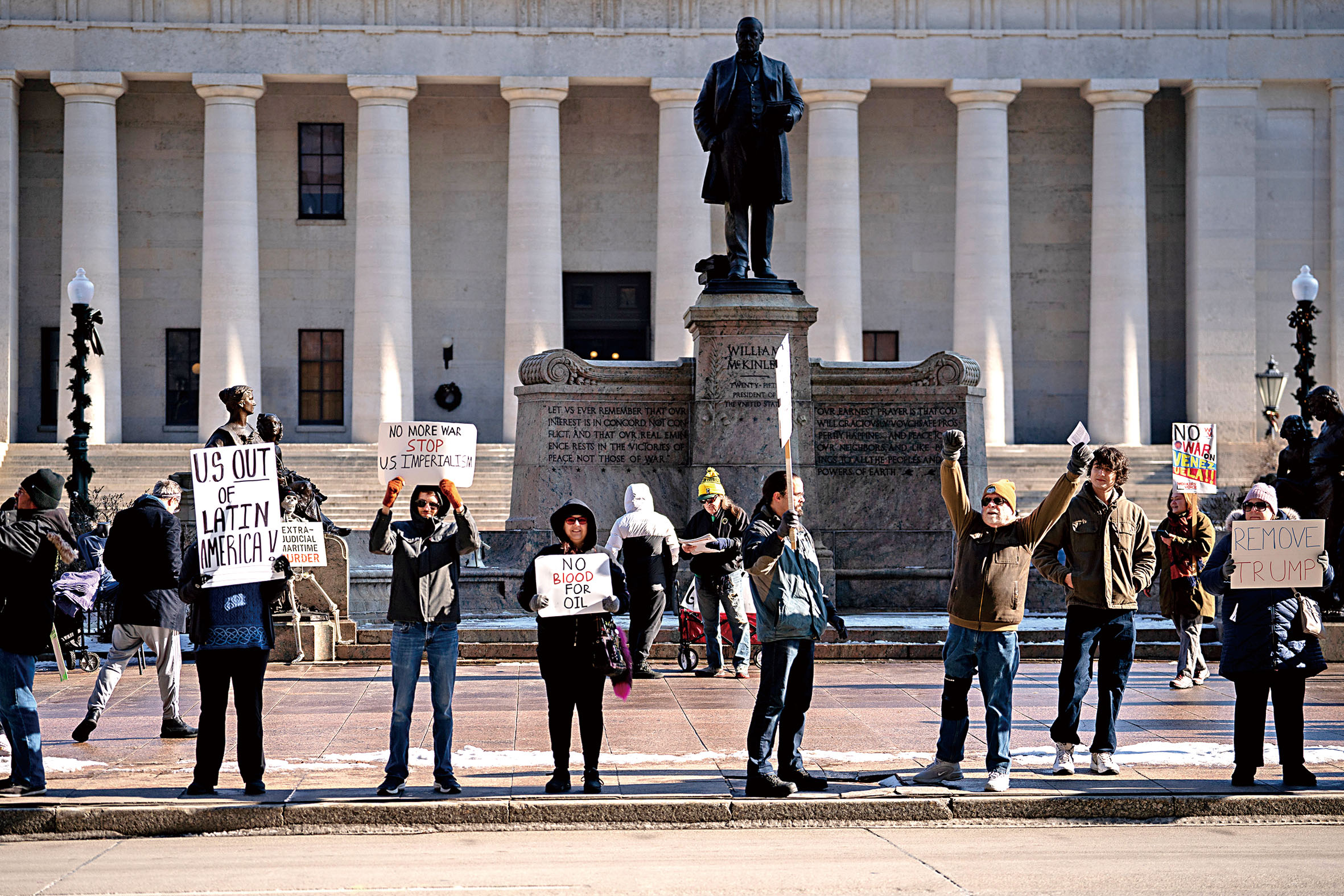 馬杜羅的支持者在俄亥俄州議會大廈前抗議。美聯社