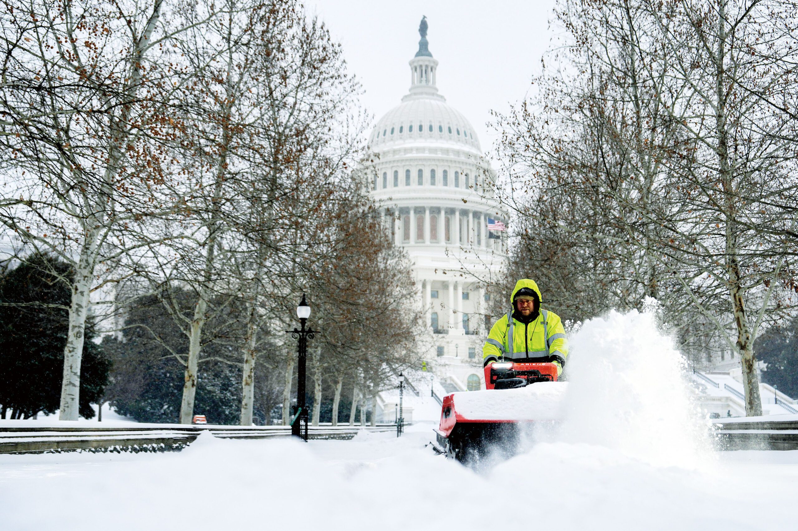 工作人員清理國會大廈外的積雪。美聯社