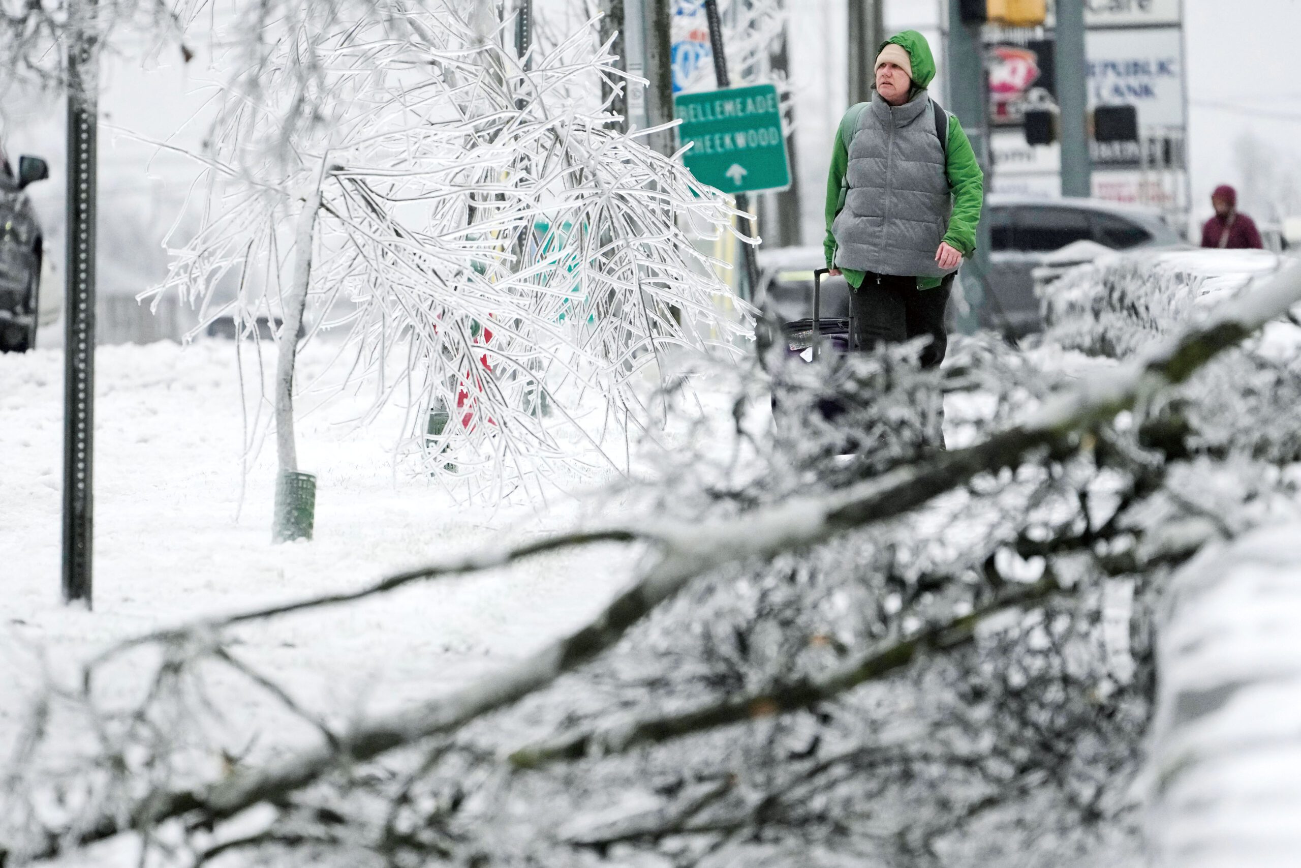 田納西州被暴雪壓斷的樹枝掉落在街頭。美聯社