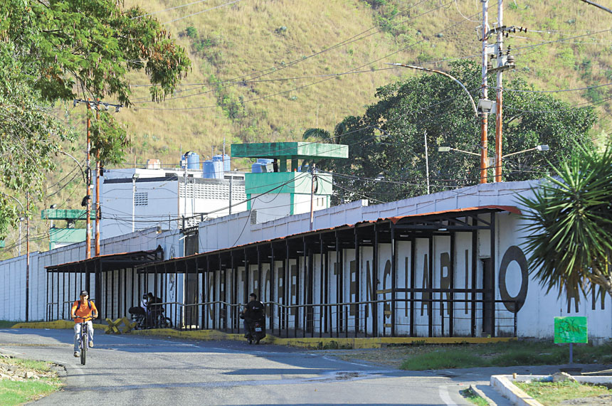 在委內瑞拉托科龍，一名騎單車的民眾經過阿拉瓜監獄中心。路透社