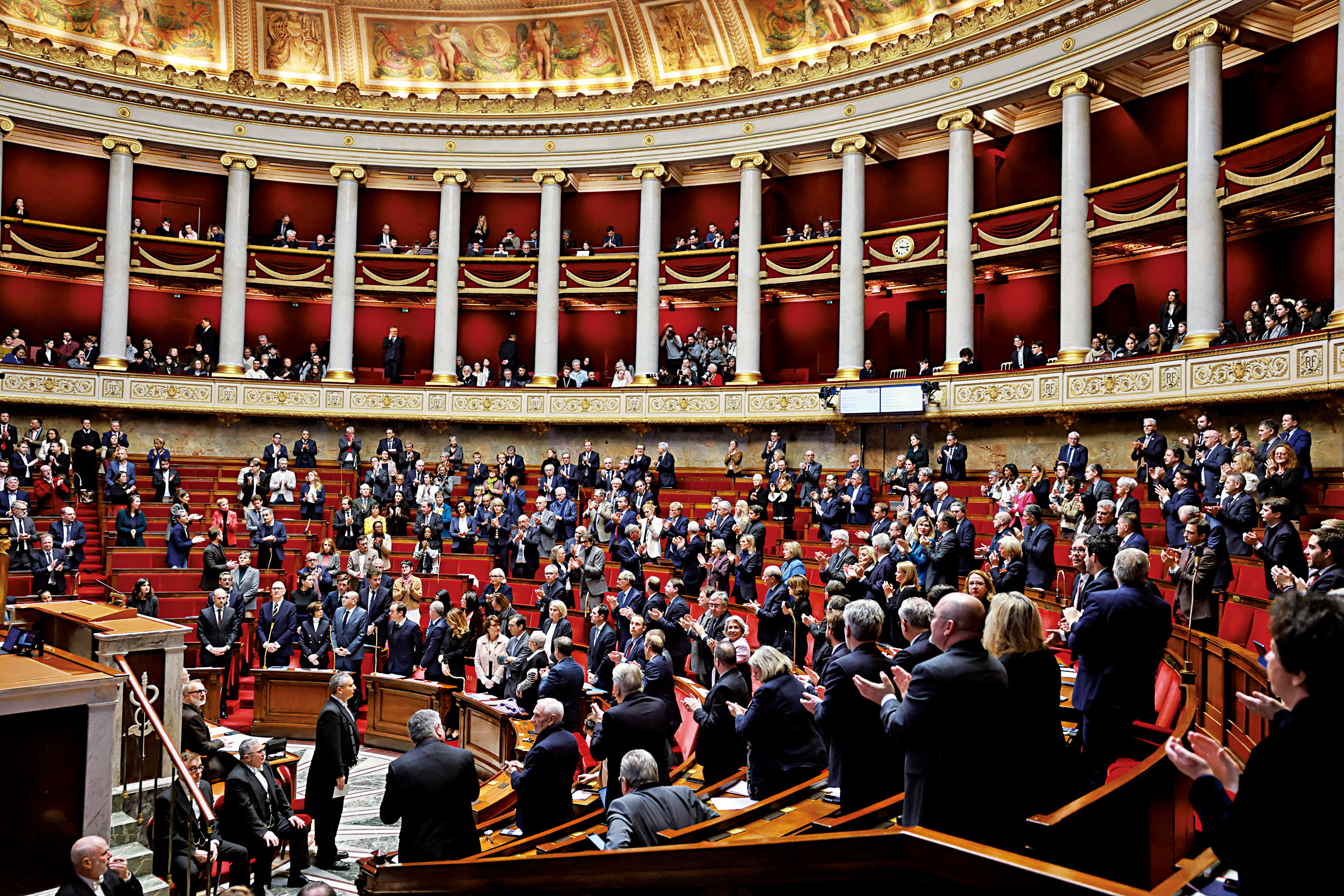 在法國議會開會，議員起立鼓掌，聲援伊朗抗議者。路透社