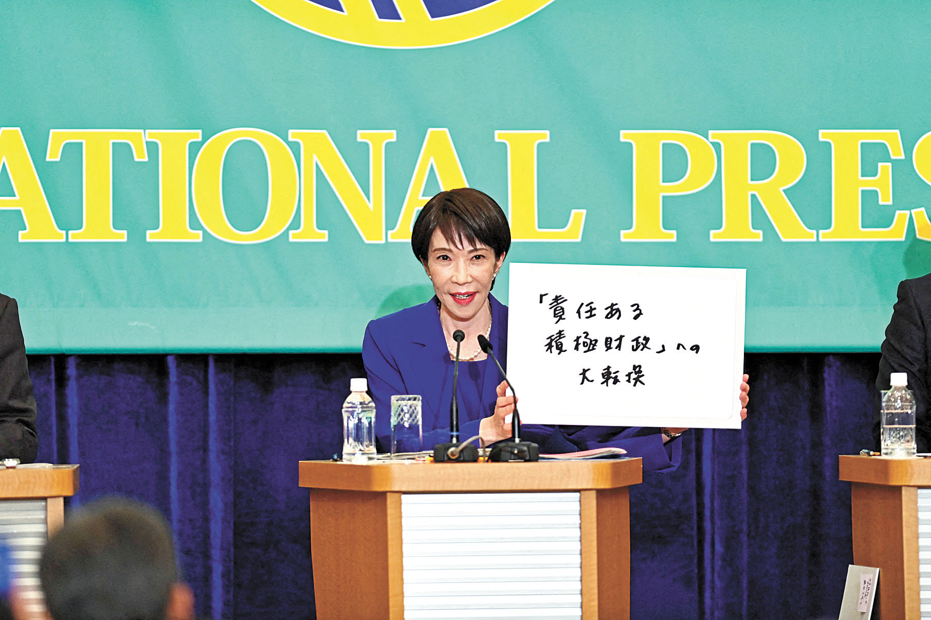 高市26日在辯論會上展出承諾標語，提出積極財政，並指執政陣營大選若失利將立即辭職。路透社