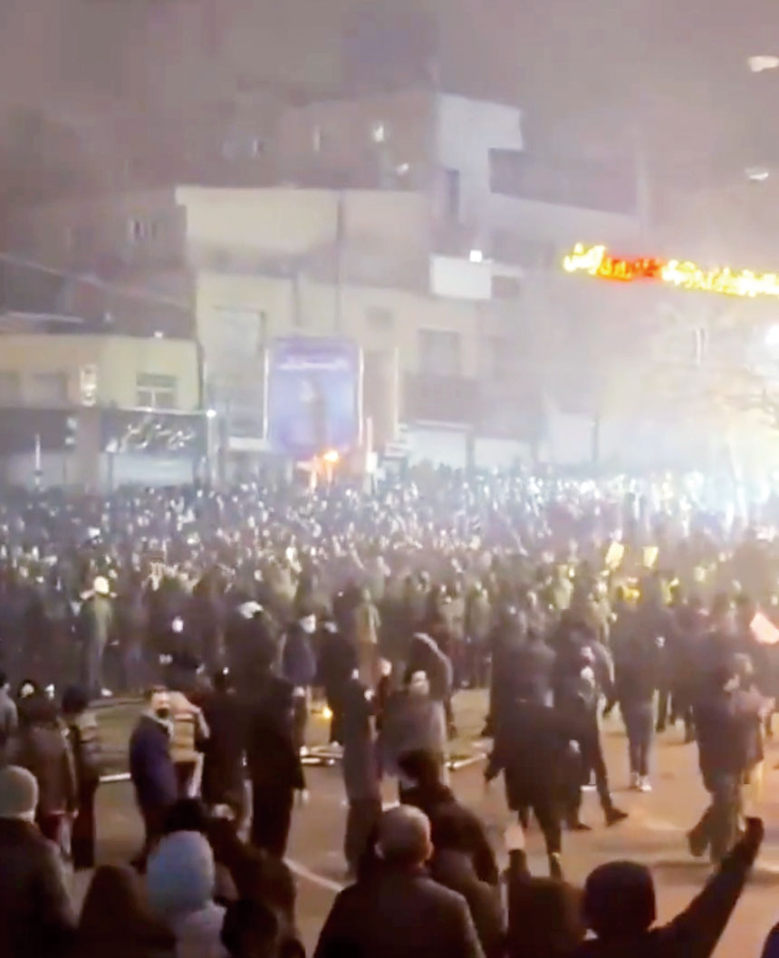 圖為網上發布的德黑蘭民眾正在參加示威活動。路透社/美聯社