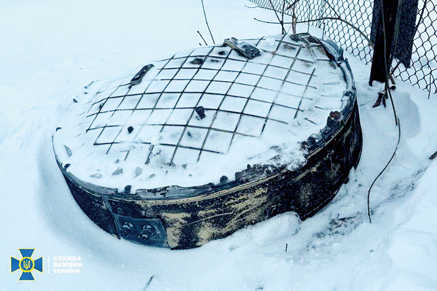 圖為俄羅斯可攜帶核彈頭的「榛樹」高超音速導彈系統部件，被放置在雪地。路透社 .c2/.c3 烏克蘭建築在無人機襲擊中被擊中。路透社