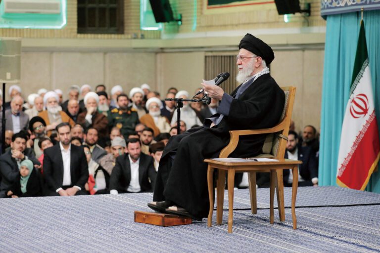 特朗普暗示伊朗政權需更迭