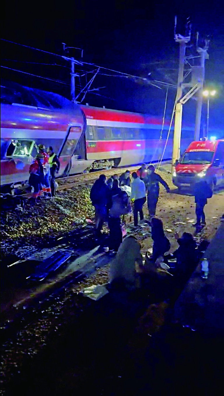 西班牙兩列高鐵脫軌相撞