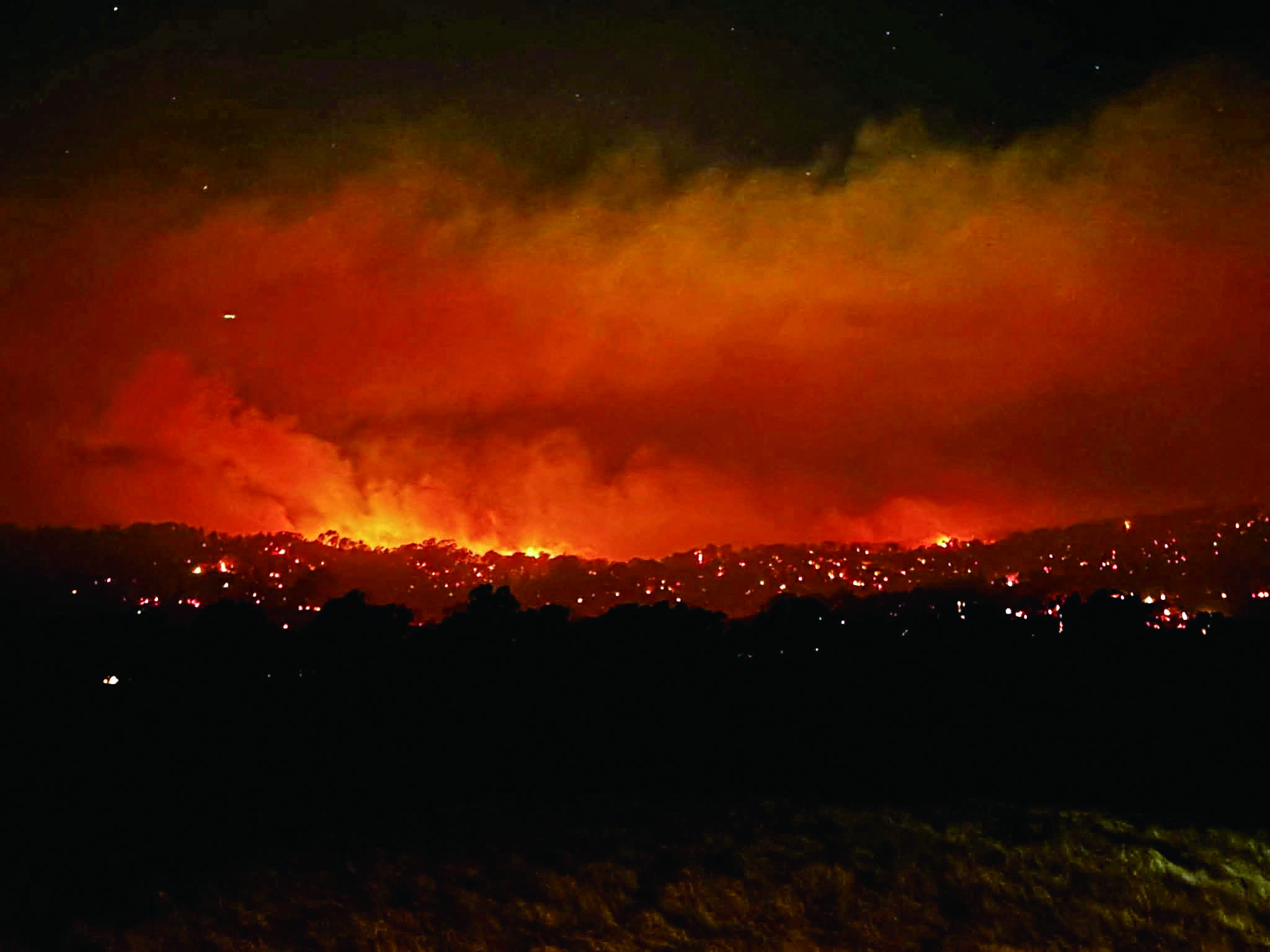 澳洲維多利亞州山火蔓延多日，圖為朗伍德地區的叢林大火仍在燃燒。路透社